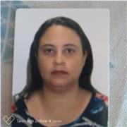 Professora de ingles ensina criancas de todas as idades